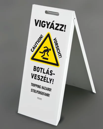 Vigyázz! Botlásveszély! szétnyitható tábla (ISO 7010-W007 piktogram + három nyelvű felirat)