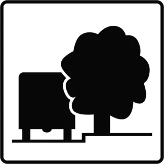 Űrszelvénybe nyúló fa KRESZ közlekedési tábla